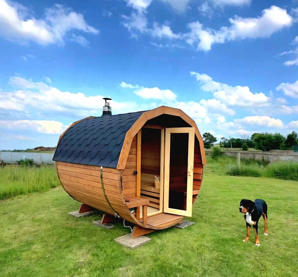 Barrel sauna in een tuin